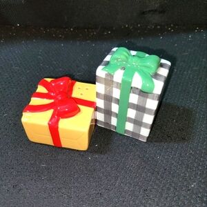 Hallmark Salt and Pepper Shakers Ceramic Christmas Presents Wrapped Gift Boxes